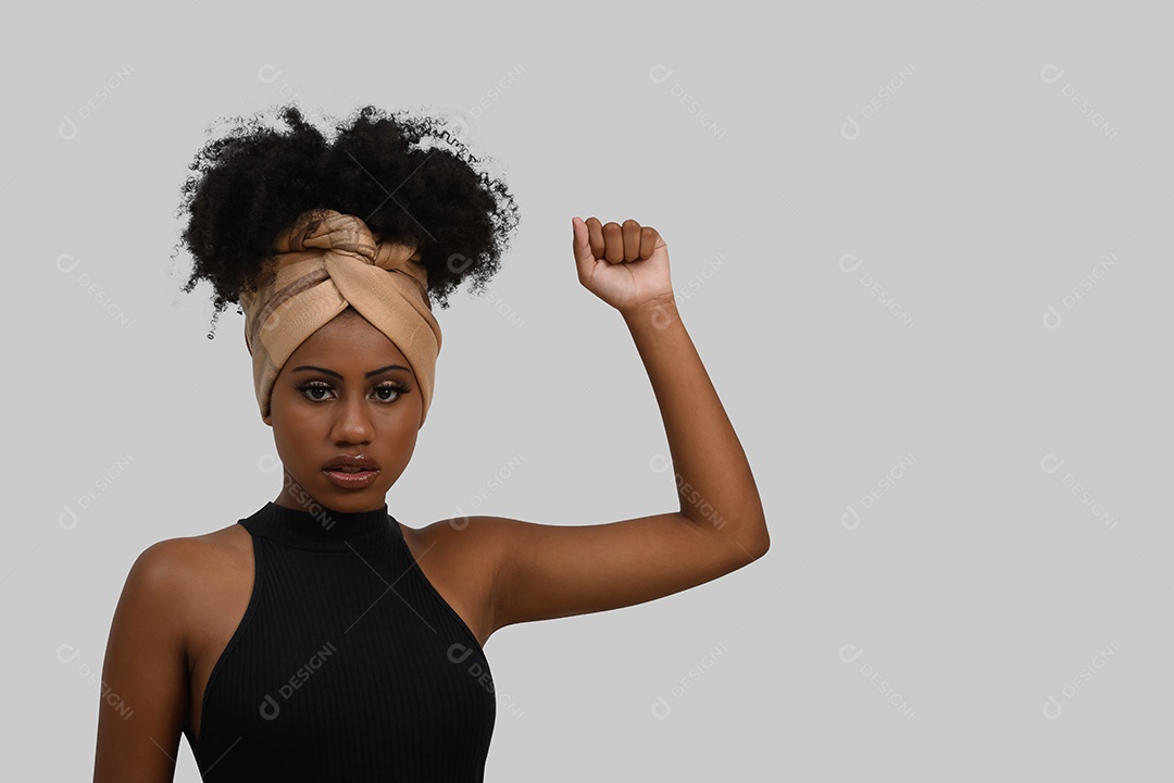 Jovem morena linda com mãos fechada para cima