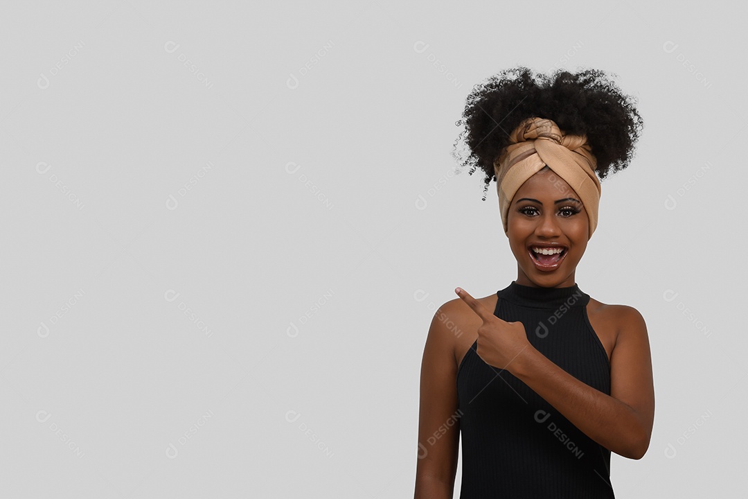 Linda jovem negra apontando para o lado