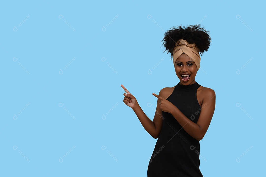 Linda negra e jovem apontando para o lado