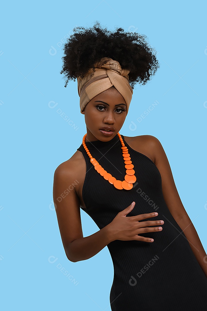 Linda morena com colar laranjado
