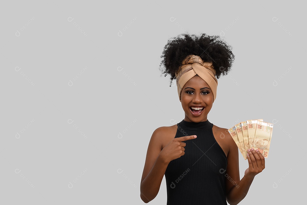Linda jovem apontando para o dinheiro