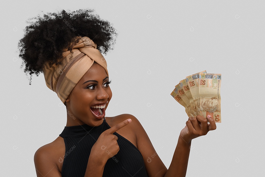 Linda jovem negra bem feliz apontando para o dinheiro