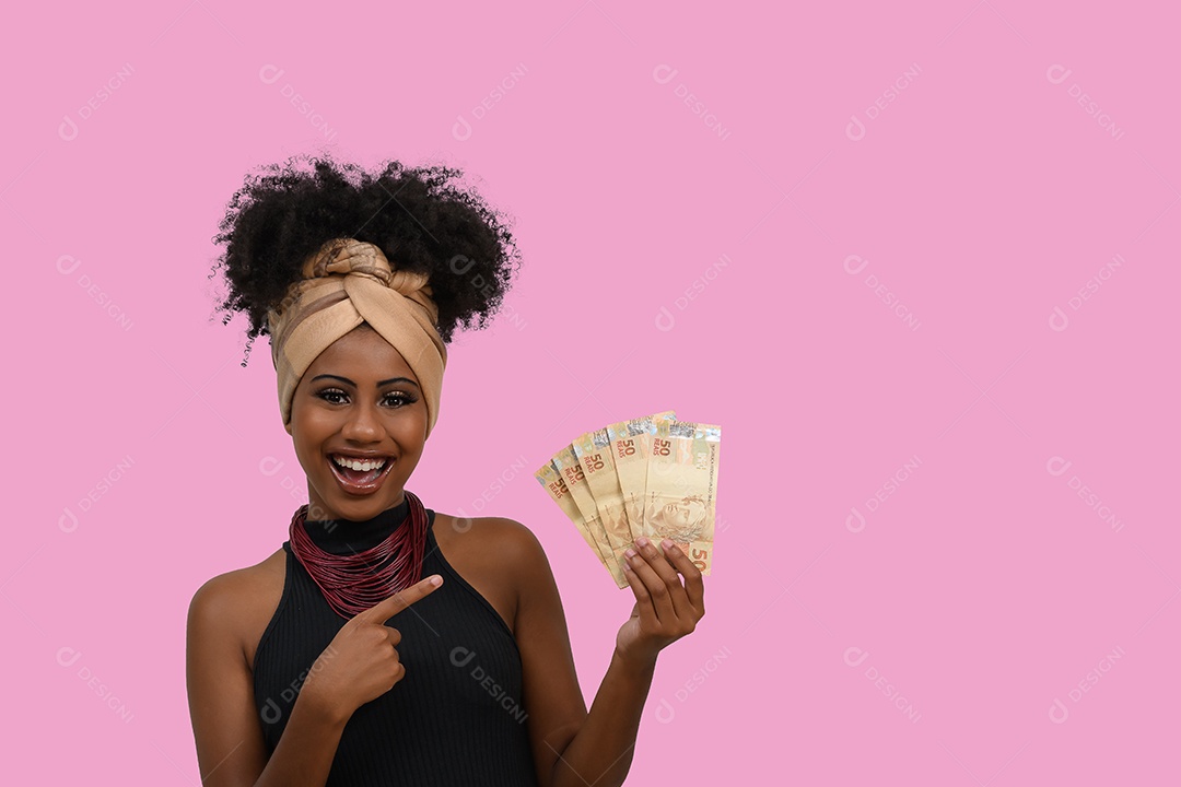 Uma linda jovem negra com notas de cinquenta reais nas mãos