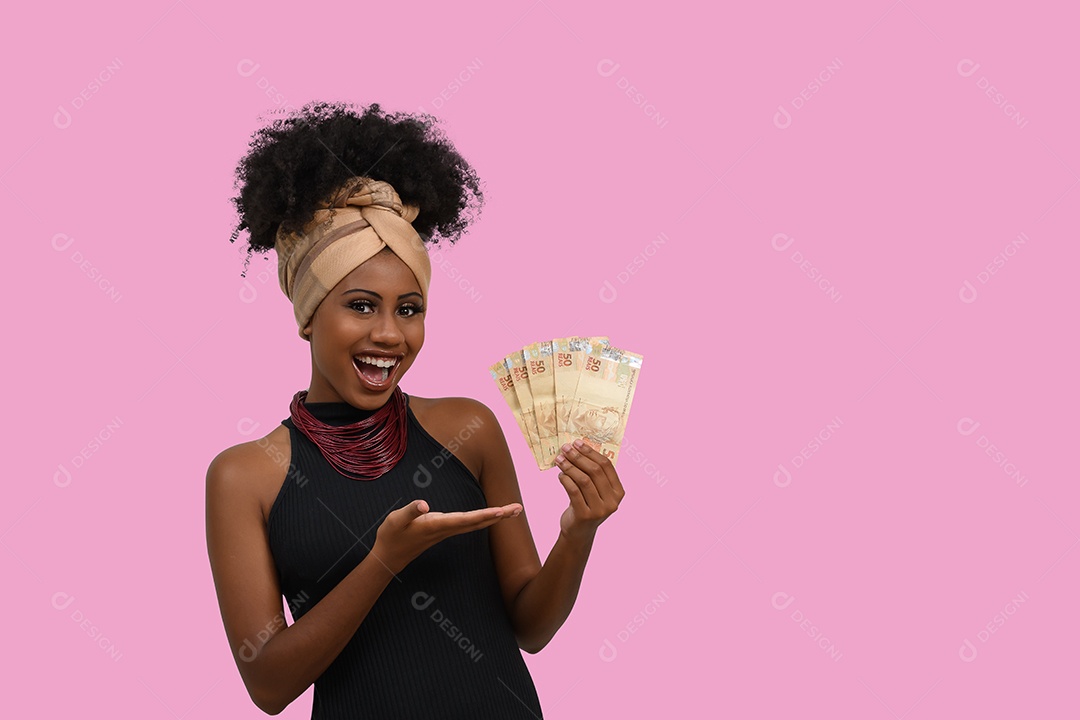 Linda jovem com muitos dinheiros