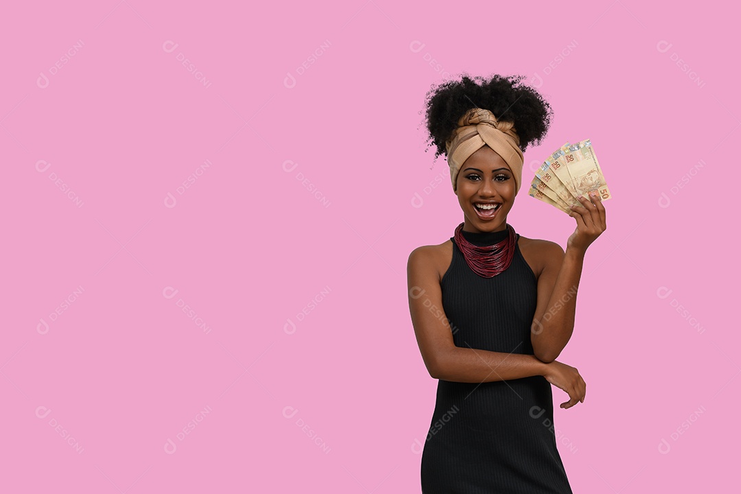 Linda jovem morena com mãos cheia de dinheiro