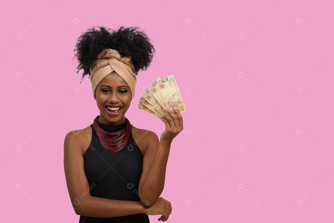 Linda jovem morena com mãos cheia de dinheiro