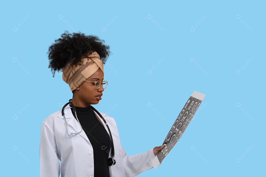 Uma jovem médica olhando raio x