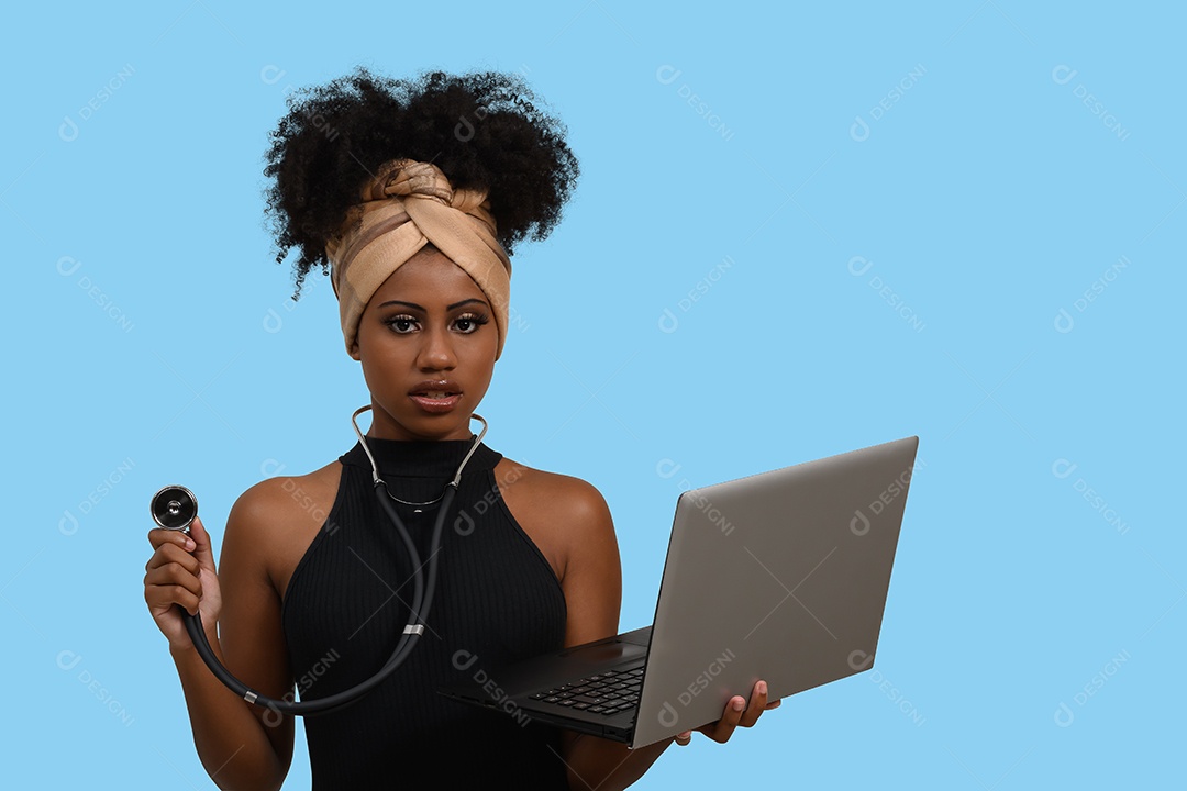 Linda morena com estetoscópio e notebook
