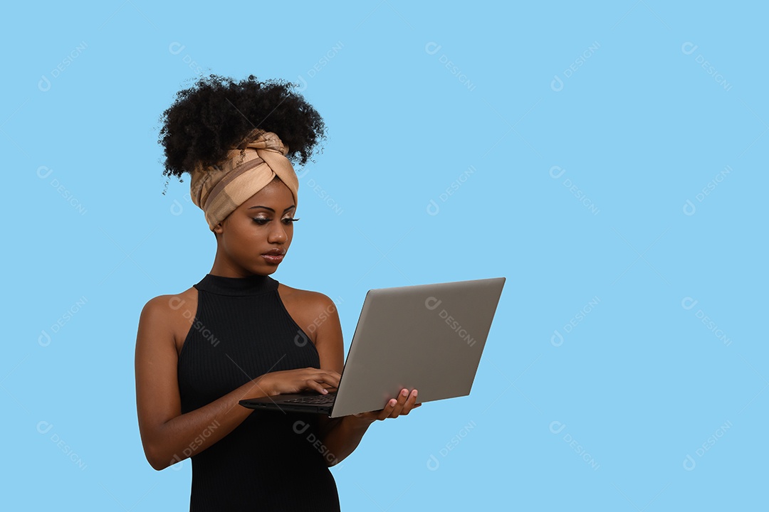 Jovem morena linda com notebook nas mãos