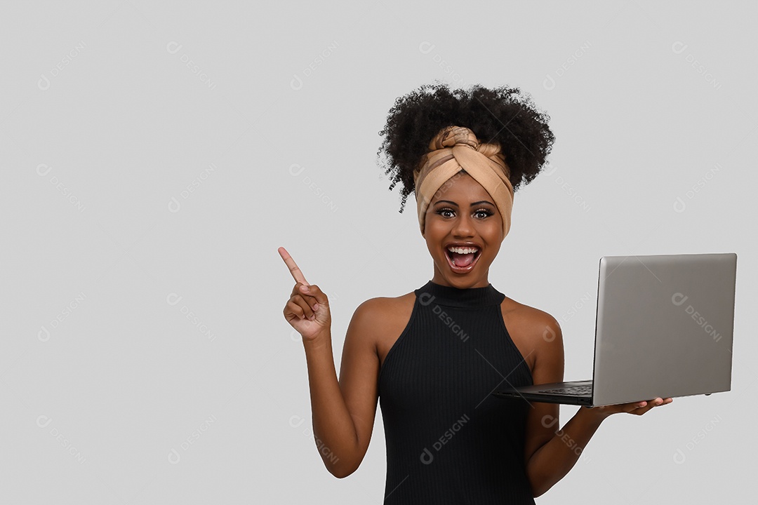 Linda morena segurando notebook e apontando para o lado