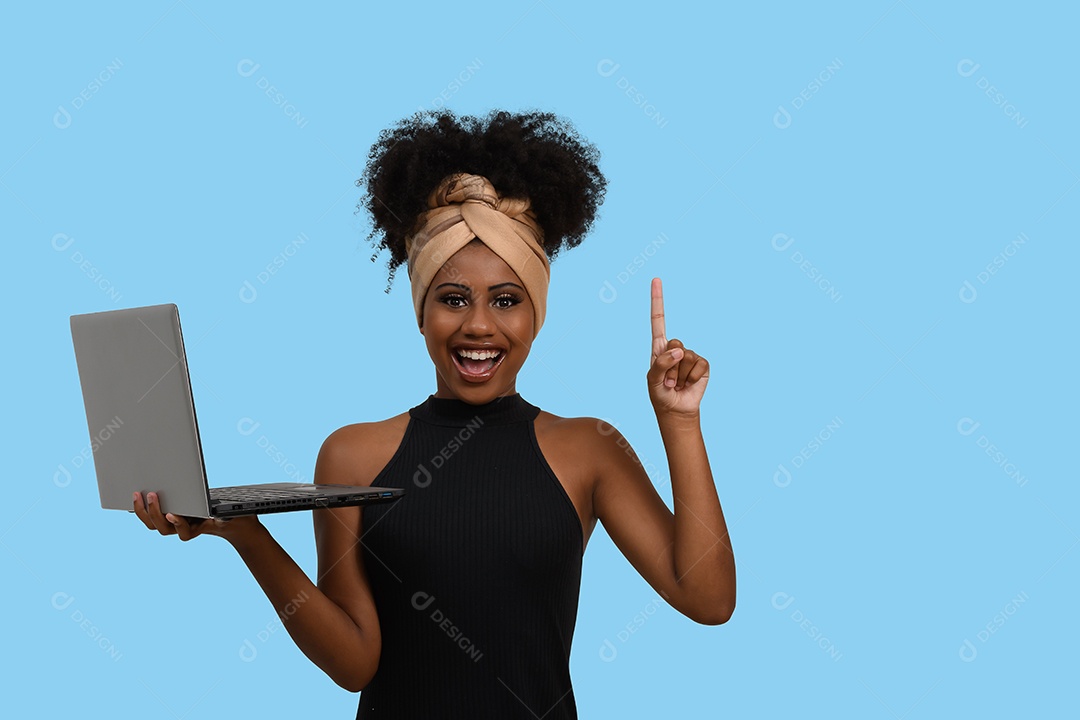 Jovem morena linda apontando para cima com notebook nas mãos