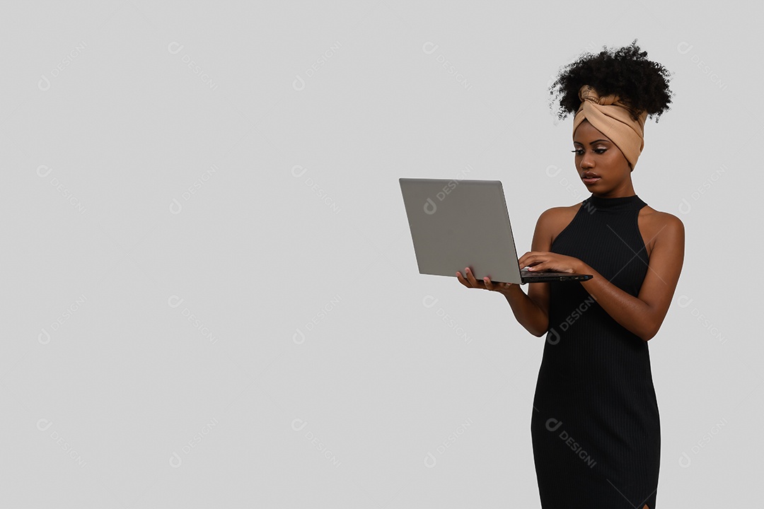 Jovem linda morena com notebook nas mãos