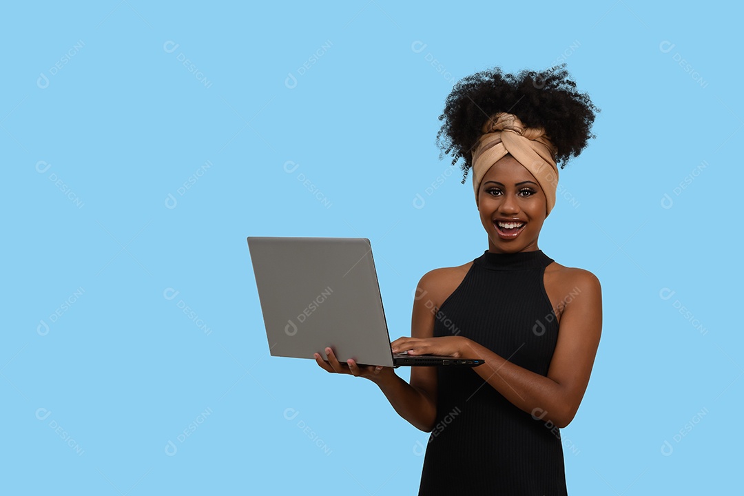 Linda jovem com notebook nas mãos