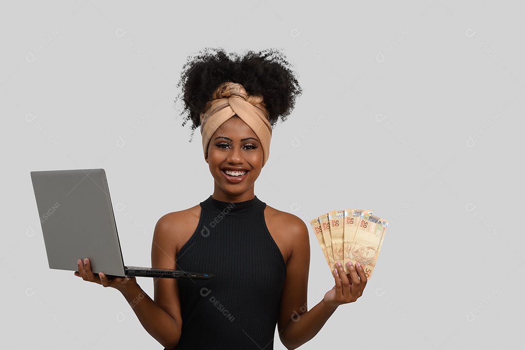 Linda morena com notebook nas mãos e dinheiros em cédula