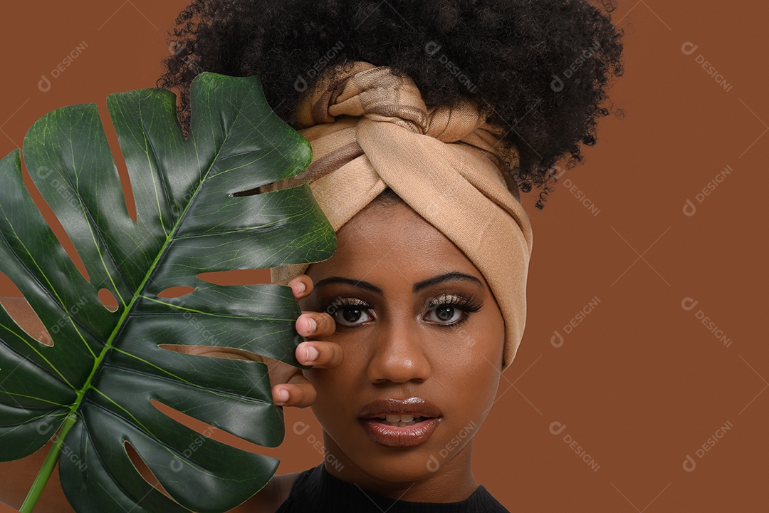 Lindo rosto de uma jovem morena olhando ao lado de uma folha