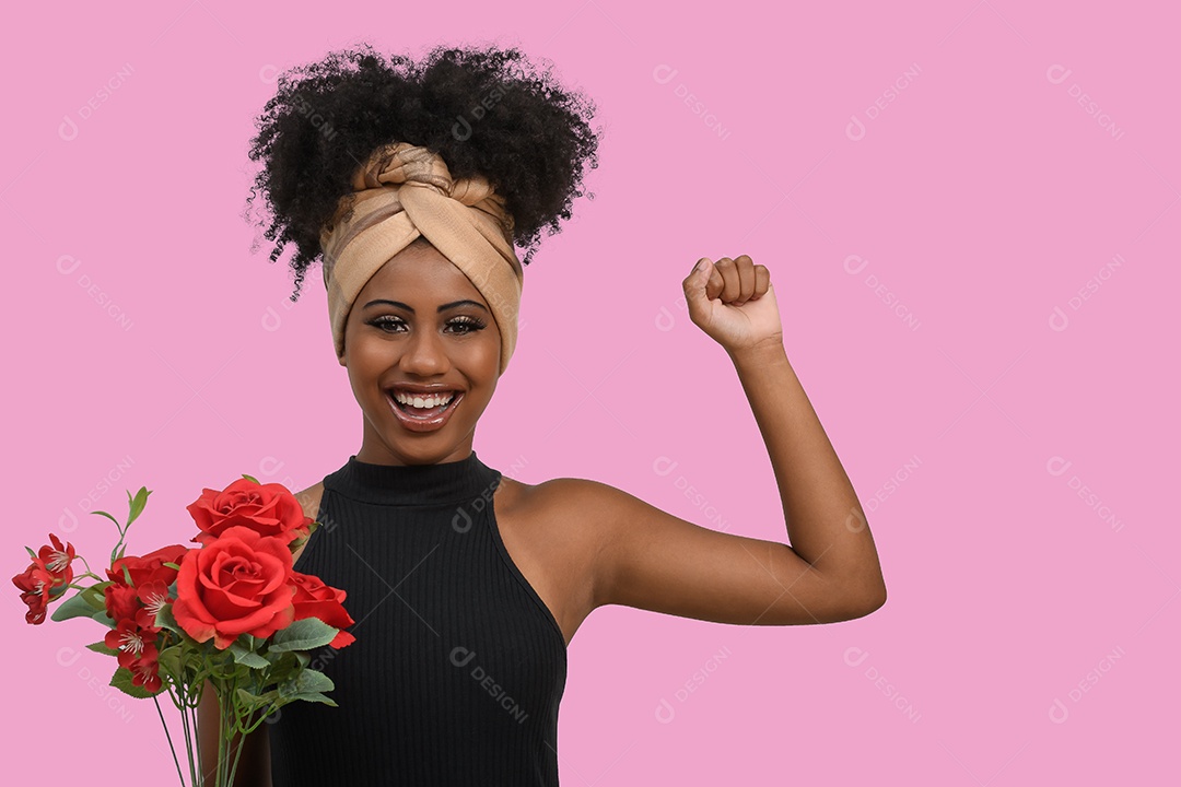 Uma linda jovem morena com buquê de rosas na mão