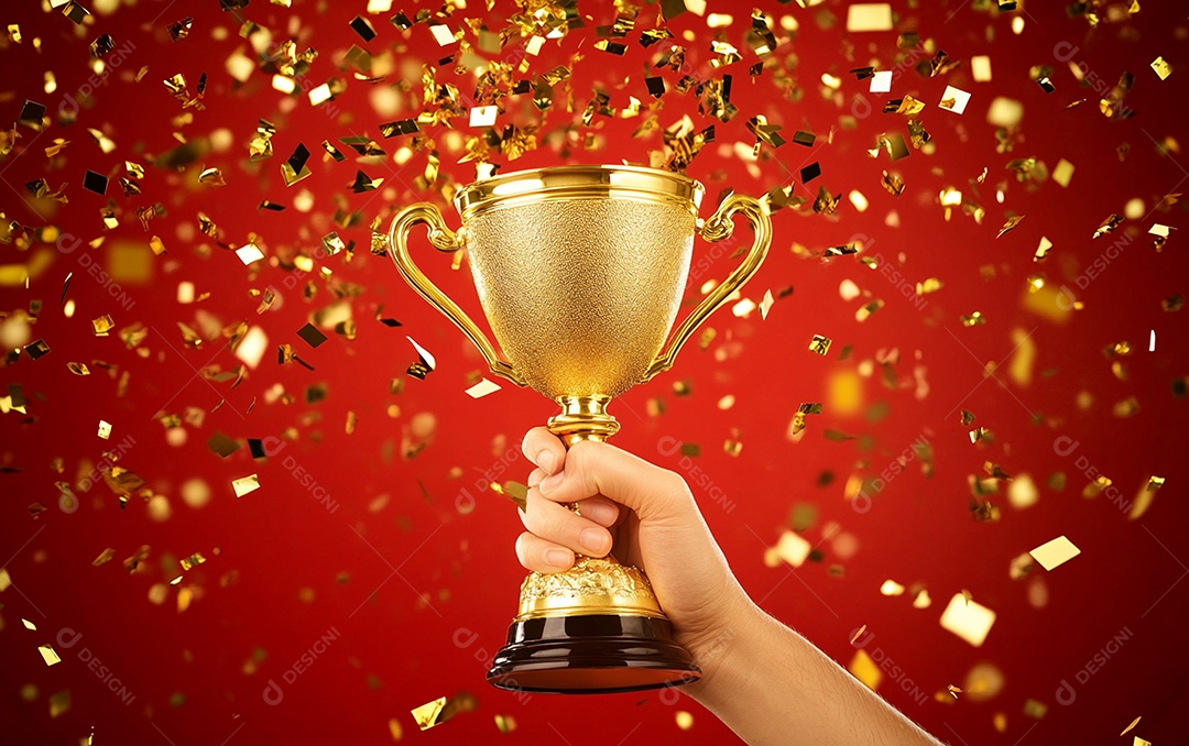 Mão segurando a taça de troféu de ouro com confete