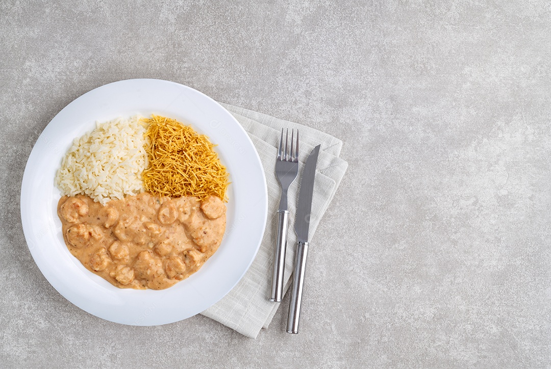 Estrogonofe de camarão cremoso com arroz e batata palha