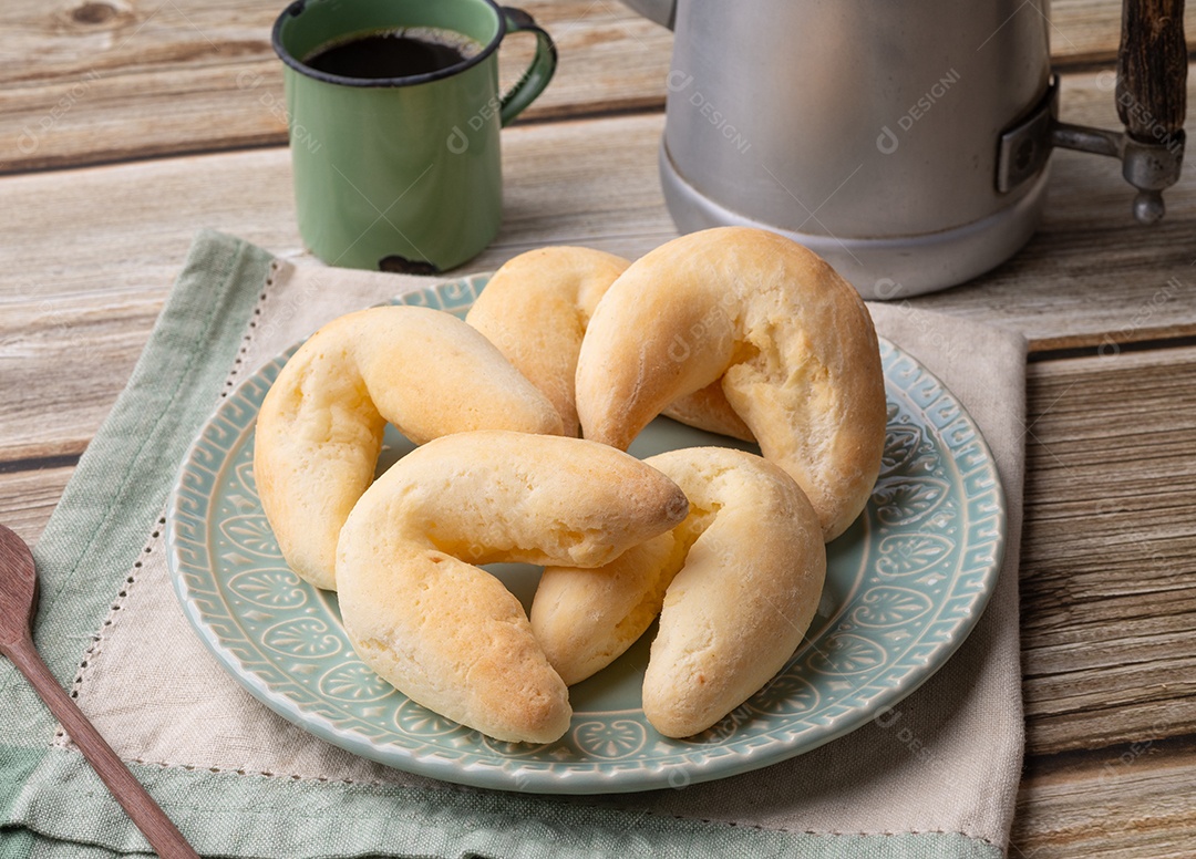 Prato com chipa de queijo e xícara de café delicioso