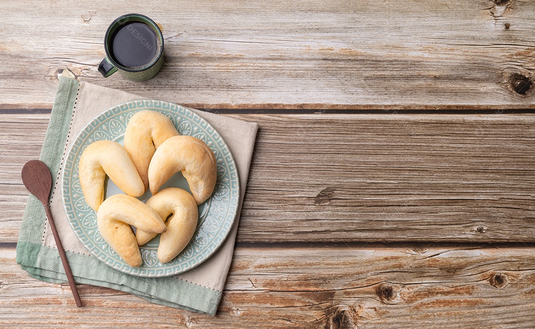 Prato com chipas de queijo com caneca de café