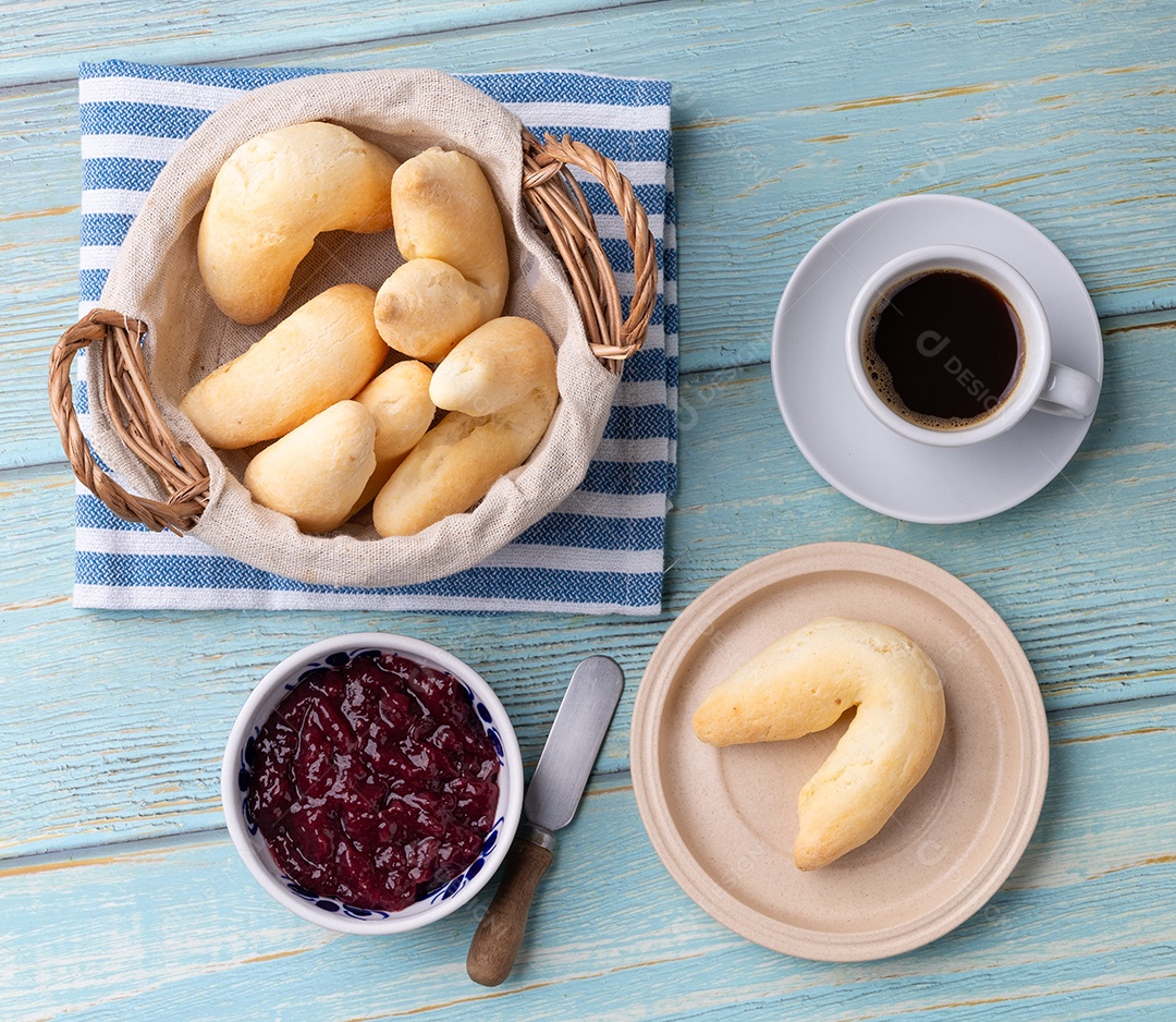 Cesta com chipas geleias e café