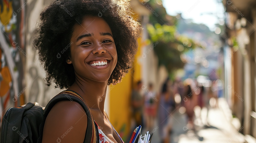 Jovem estudante feliz com caderno nas mãos e mochila nas costas