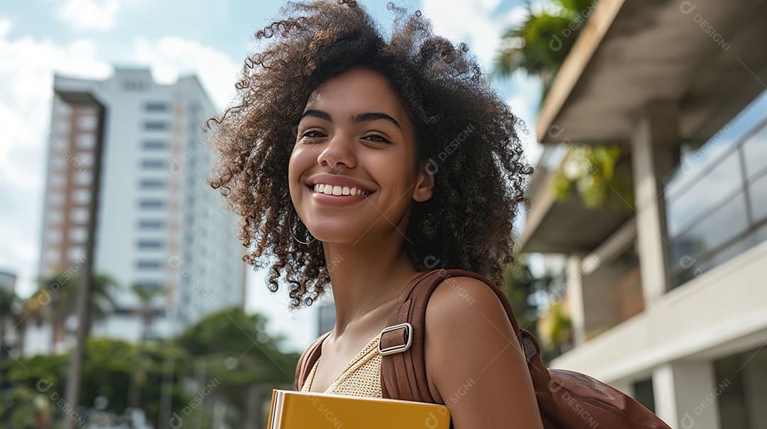 Estudante feliz com apostilas na mão e mochila nas costas