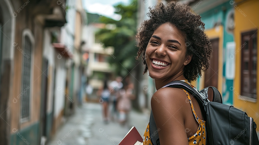 Estudante feliz com apostilas na mão e mochila nas costas