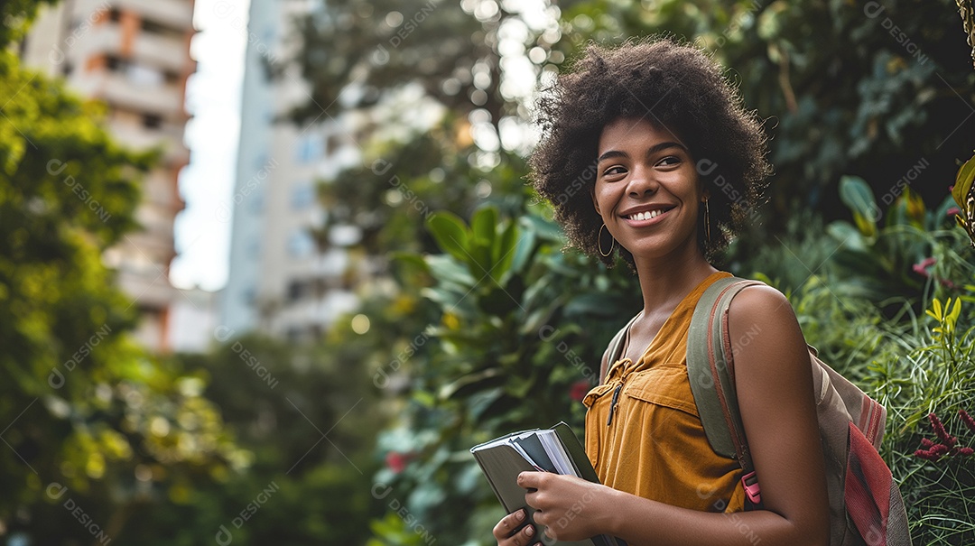 Jovem estudante com caderno nas mãos