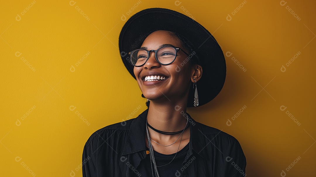 Linda jovem mulher negra sorrindo e usando chapéu