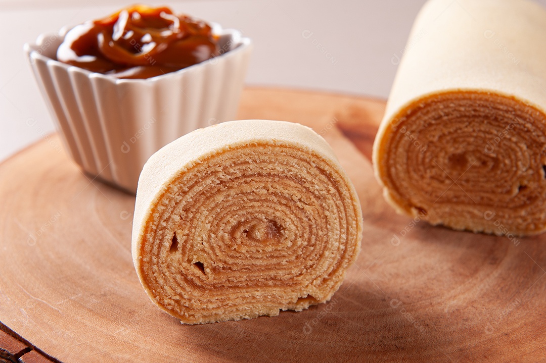 Sobremesa típica do nordeste brasileiro chamada bolo de rocambole