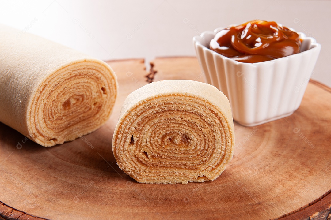 Sobremesa típica do nordeste brasileiro chamada bolo de rocambole