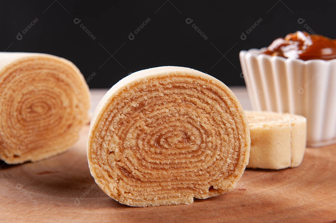 Sobremesa típica do nordeste brasileiro chamada bolo de rocambole