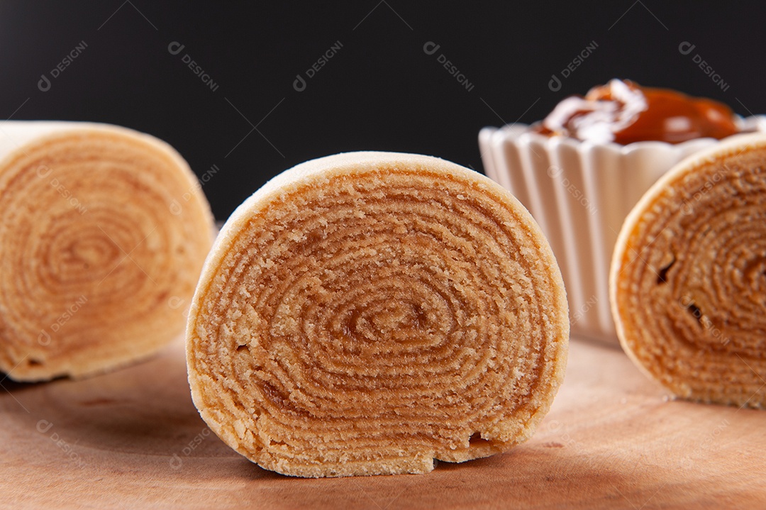 Sobremesa típica do nordeste brasileiro chamada bolo de rocambole