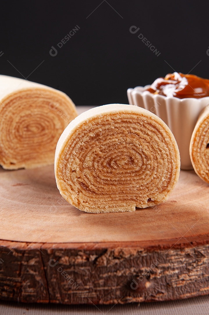 Sobremesa típica do nordeste brasileiro chamada bolo de rocambole