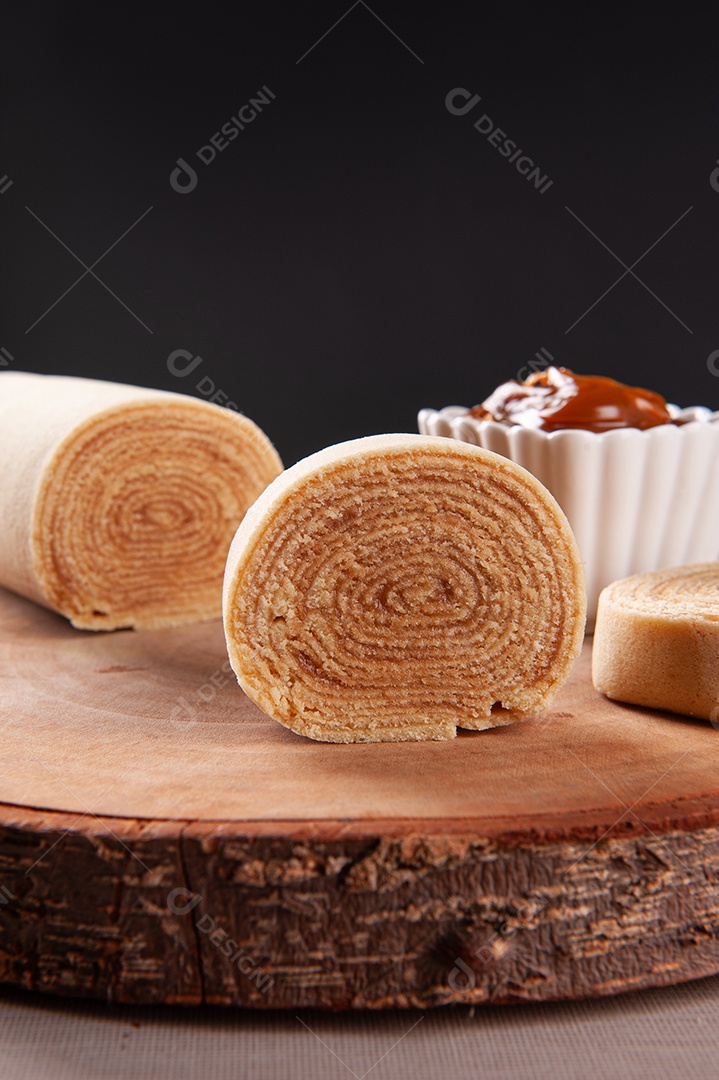 Sobremesa típica do nordeste brasileiro chamada bolo de rocambole