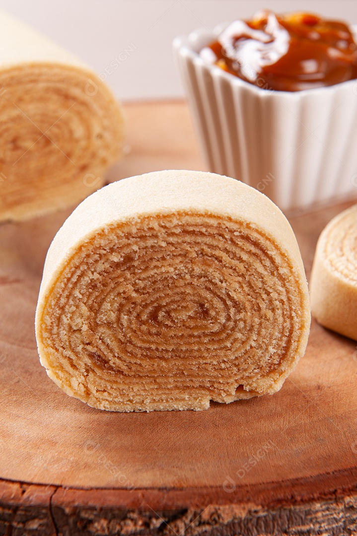 Sobremesa típica do nordeste brasileiro chamada bolo de rocambole