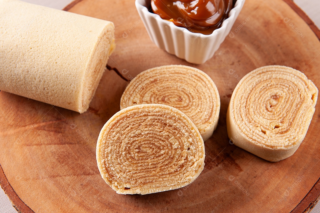 Sobremesa típica do nordeste brasileiro chamada bolo de rocambole