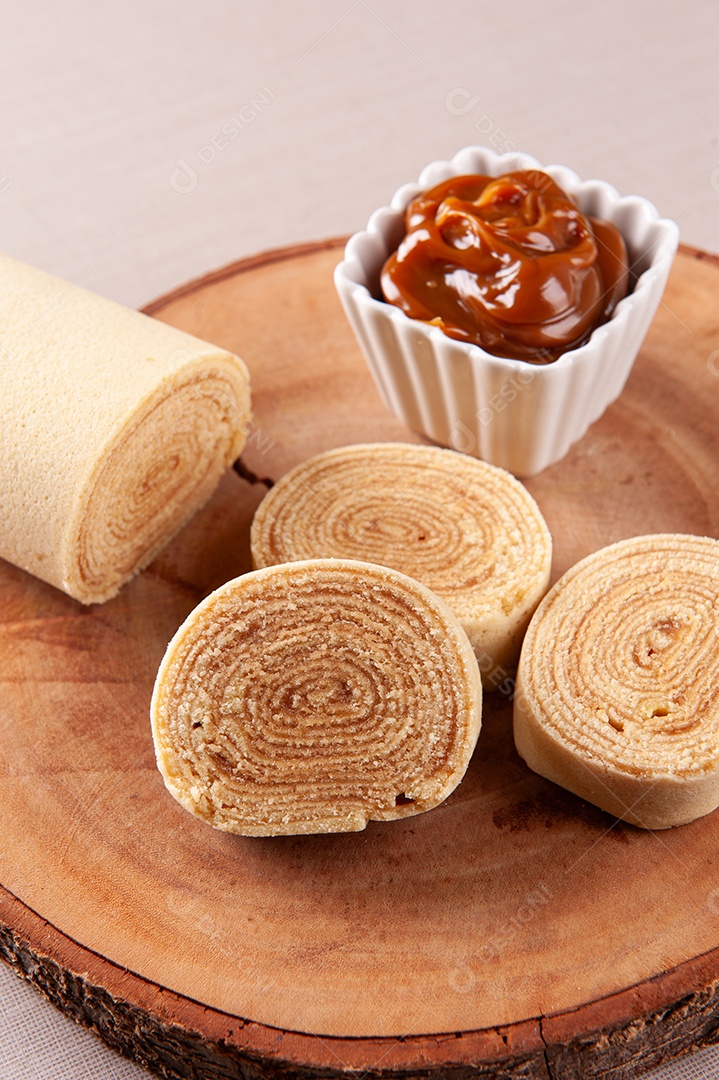 Sobremesa típica do nordeste brasileiro chamada bolo de rocambole