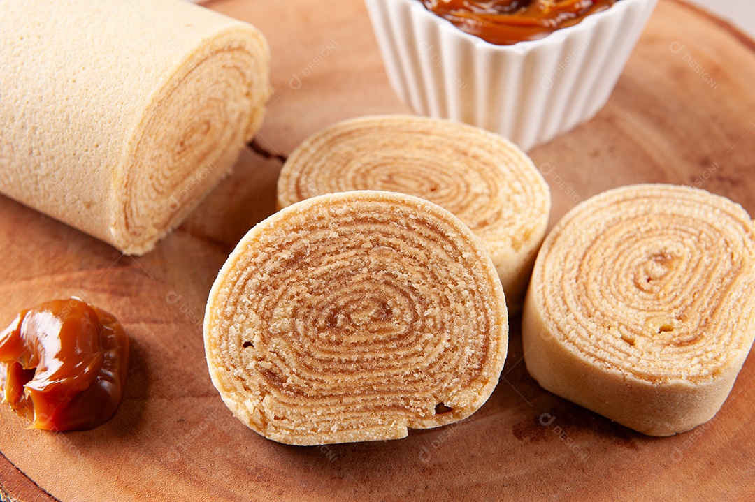 Sobremesa típica do nordeste brasileiro chamada bolo de rocambole