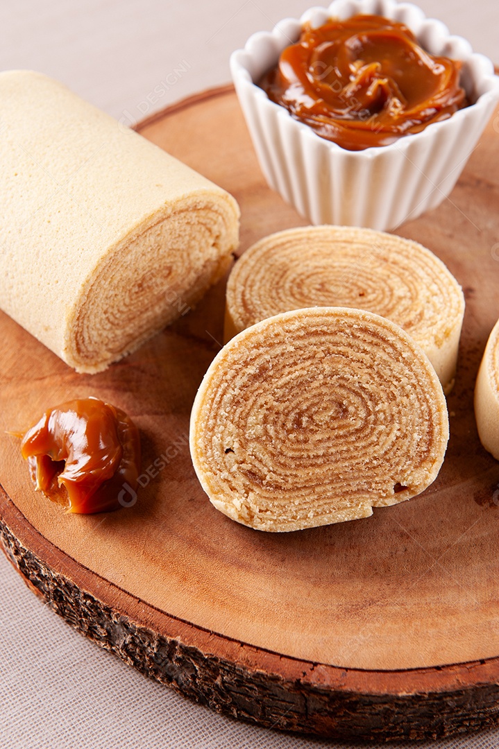 Sobremesa típica do nordeste brasileiro chamada bolo de rocambole