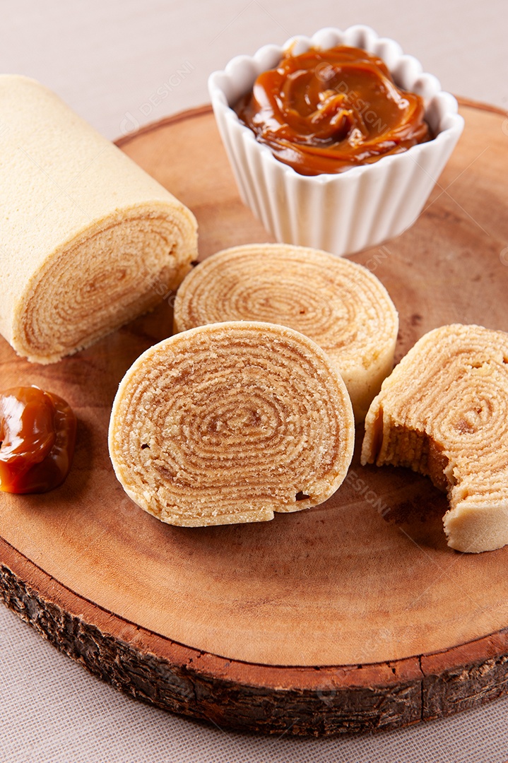 Sobremesa típica do nordeste brasileiro chamada bolo de rocambole