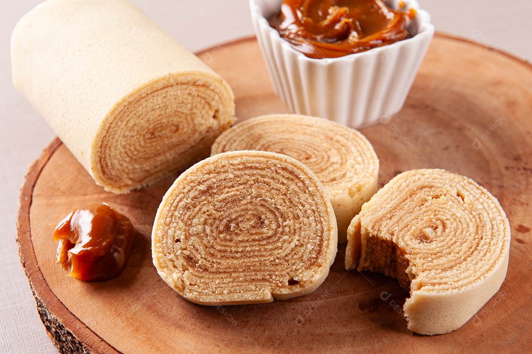 Sobremesa típica do nordeste brasileiro chamada bolo de rocambole