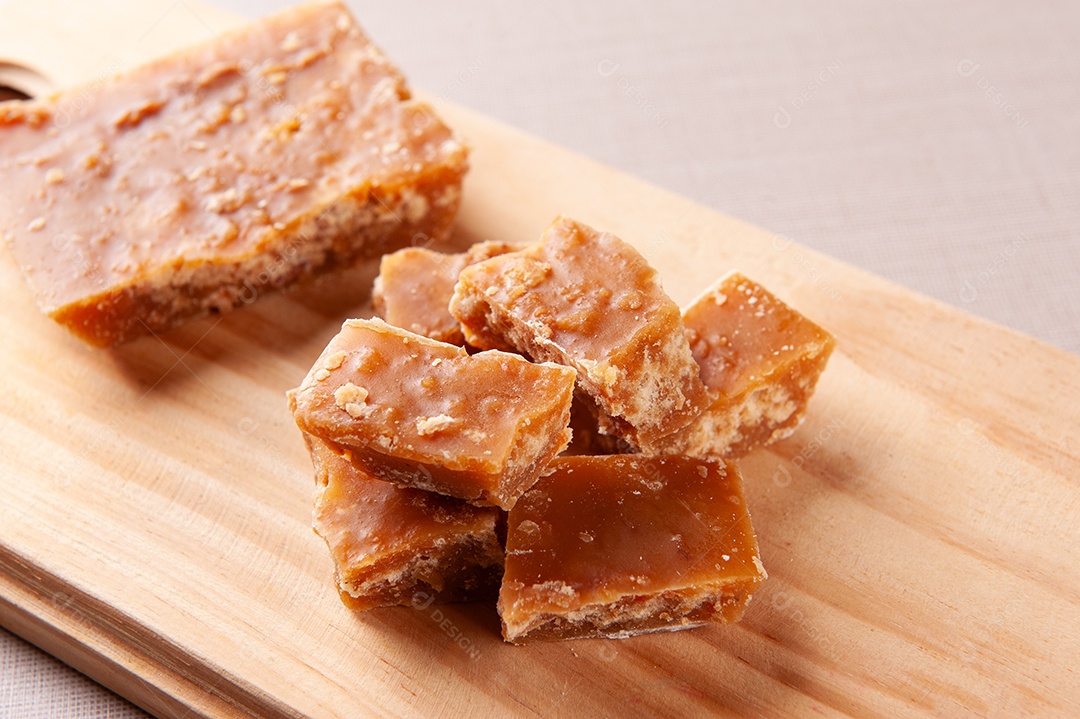 Doce típico do nordeste brasileiro feito de cana-de-açúcar chamado rapadura