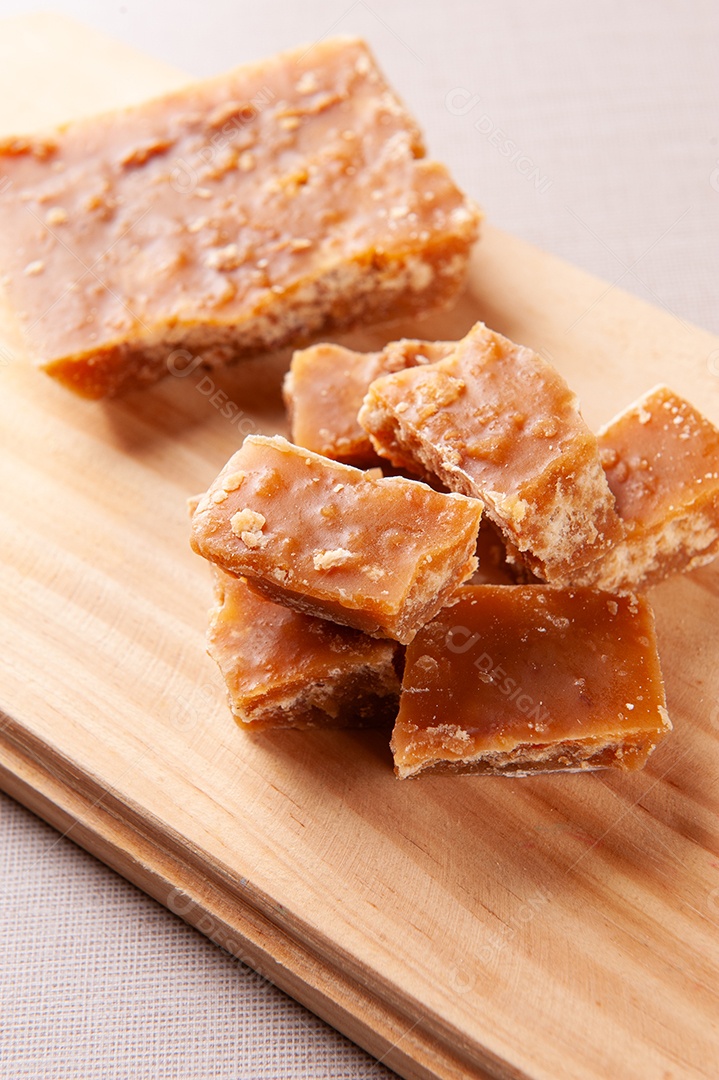 Doce típico do nordeste brasileiro feito de cana-de-açúcar chamado rapadura