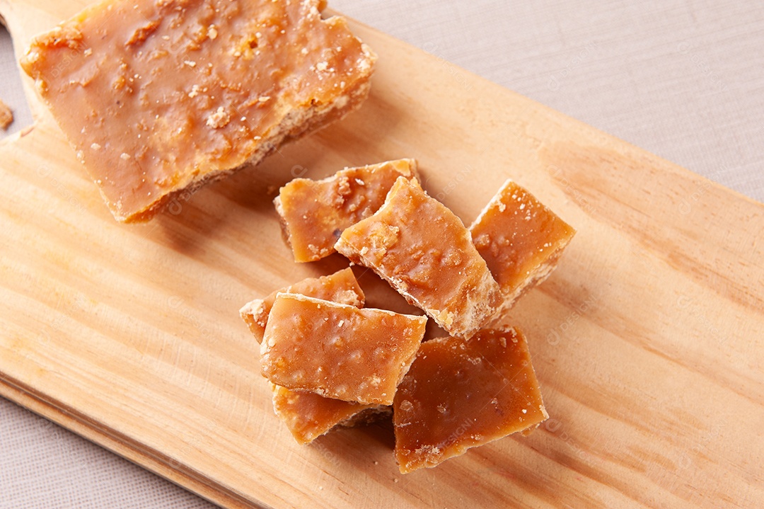 Doce típico do nordeste brasileiro feito de cana-de-açúcar chamado rapadura