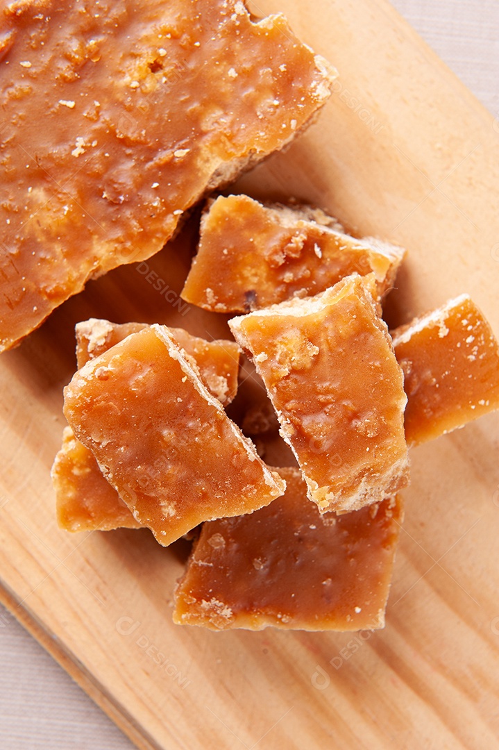 Doce típico do nordeste brasileiro feito de cana-de-açúcar chamado rapadura