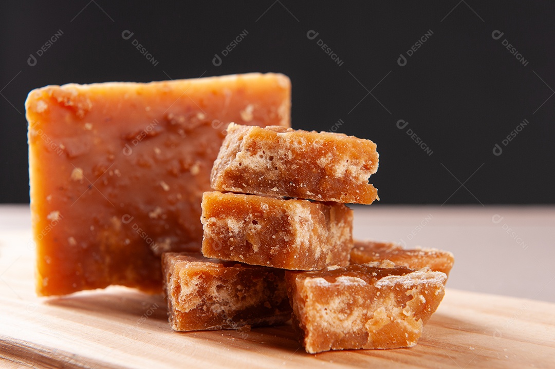 Doce típico do nordeste brasileiro feito de cana-de-açúcar chamado rapadura