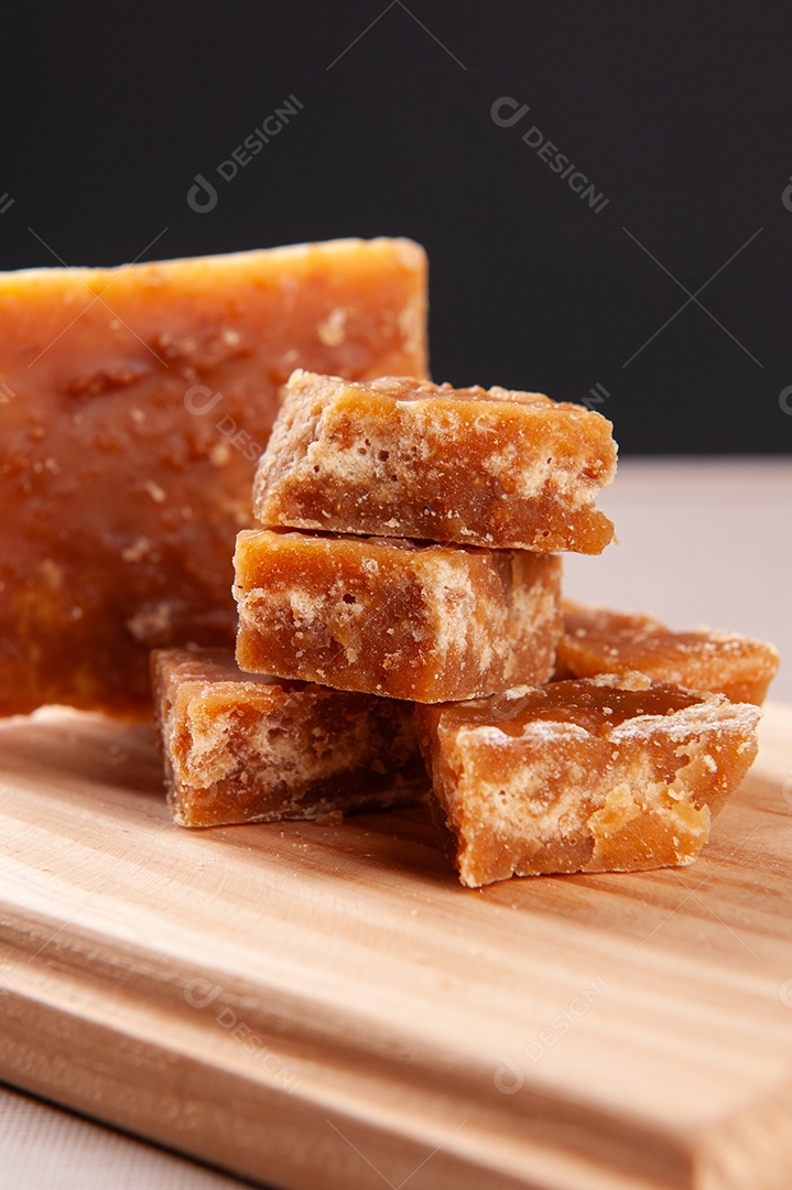 Doce típico do nordeste brasileiro feito de cana-de-açúcar chamado rapadura