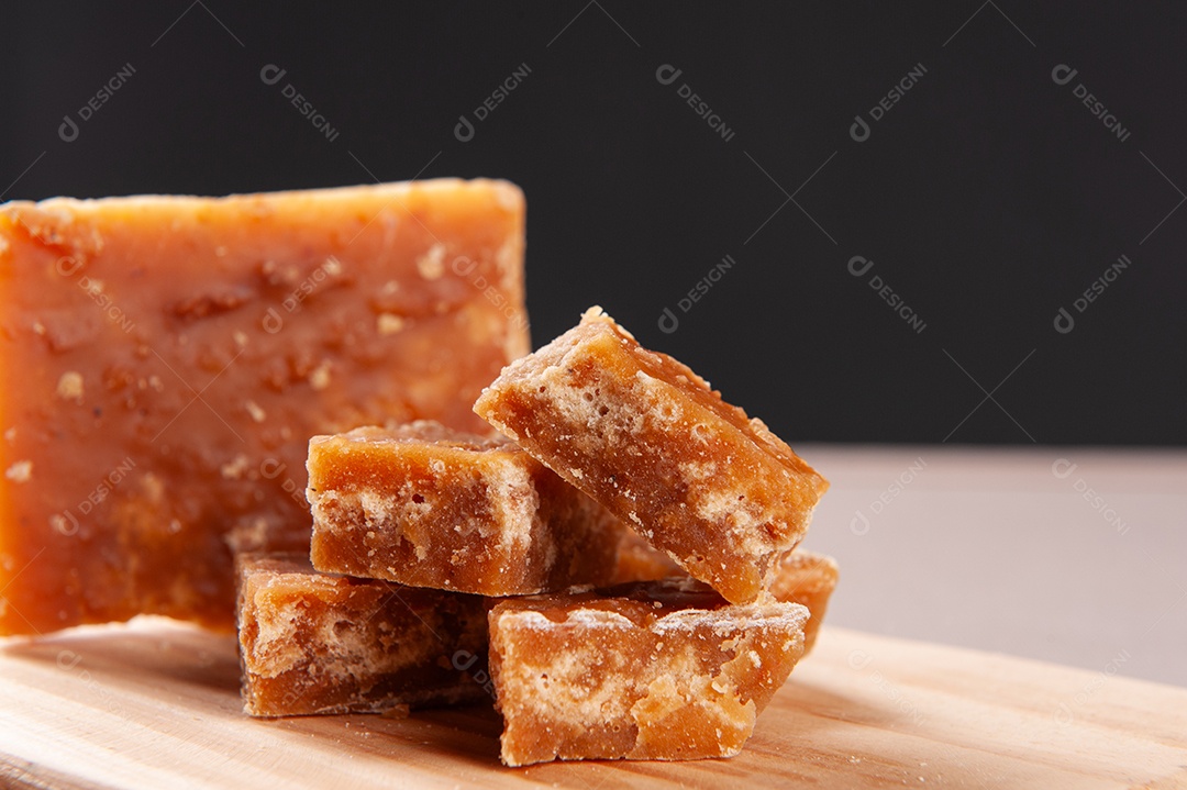 Doce típico do nordeste brasileiro feito de cana-de-açúcar chamado rapadura